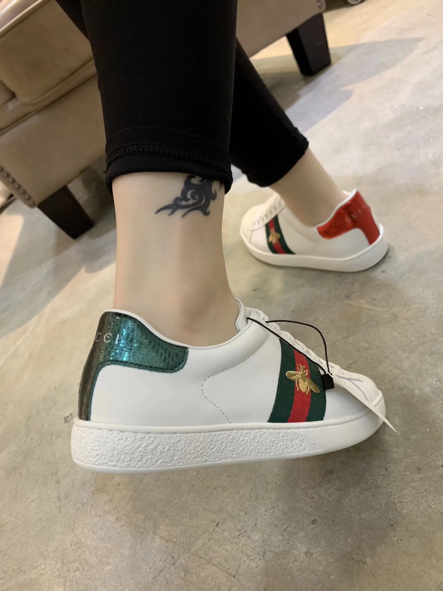 👟👟Ex-factory price 400👟👟Men's size +10 The new little bee GUCCI trendy model, launched at the counter👍top quality, wonderful presentation! Based on the basic model, the electric embroidered bee🐝 original 1:1 molded rubber outsole, flat bottom casual, and easy to match. The upper foot is super comfortable, the material is imported first-layer silk cowhide🐂. off white. Lining/foot padding sheepskin🐑. Code number: 34 to 44 with receipts, cards, tags and bags.